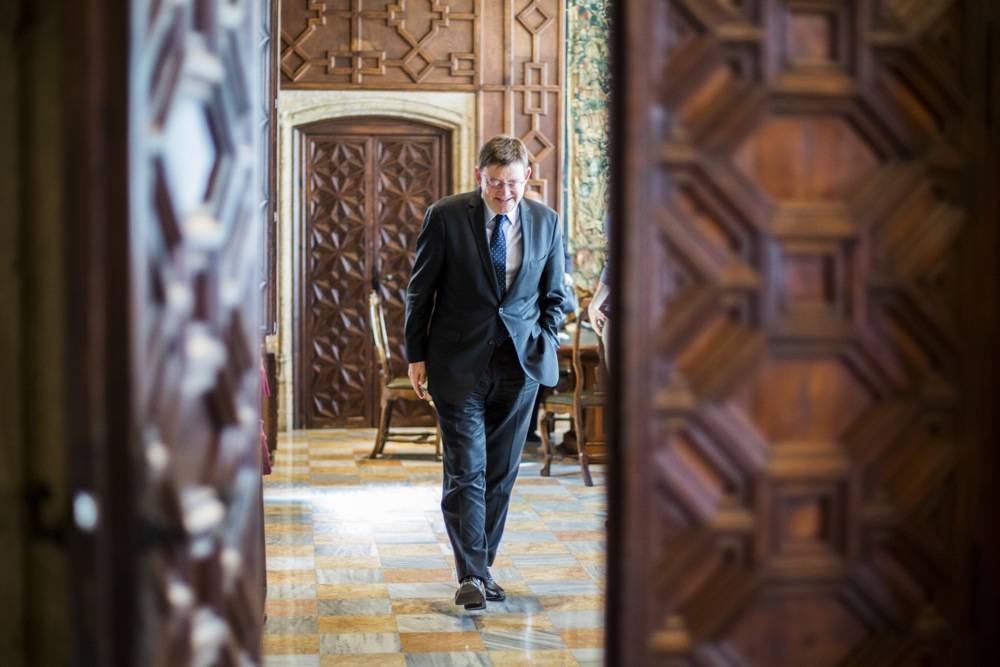 El presidente Ximo Puig pasea reflexivo en su despacho. Foto: EVA MÁÑEZ