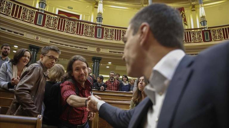 Los líderes del PSOE y de Podemos, Pedro Sánchez y Pablo Iglesias, se saludan en el hemiciclo del Congreso. / EFE / PACO CAMPOS
