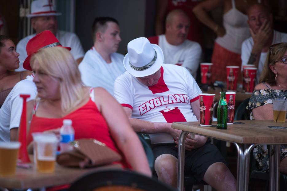 Un aficionado inglés en Benidorm duerme –rodeado de bebidas– mientras su equipo está a punto de ser eliminado por Croacia (Foto: RAFA MOLINA)