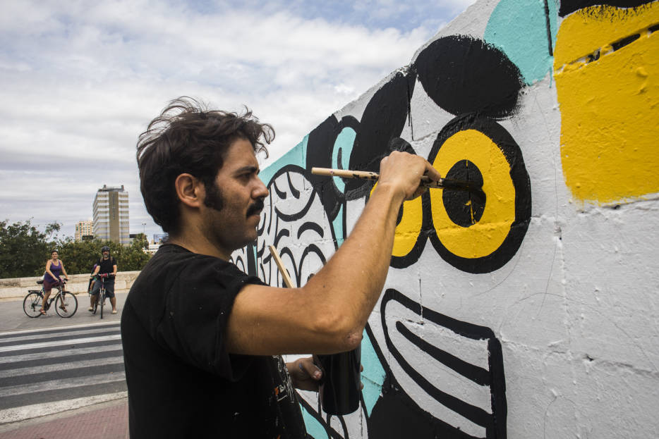 Elías Taño, elaborando el mural. Foto: EVA MÁÑEZ