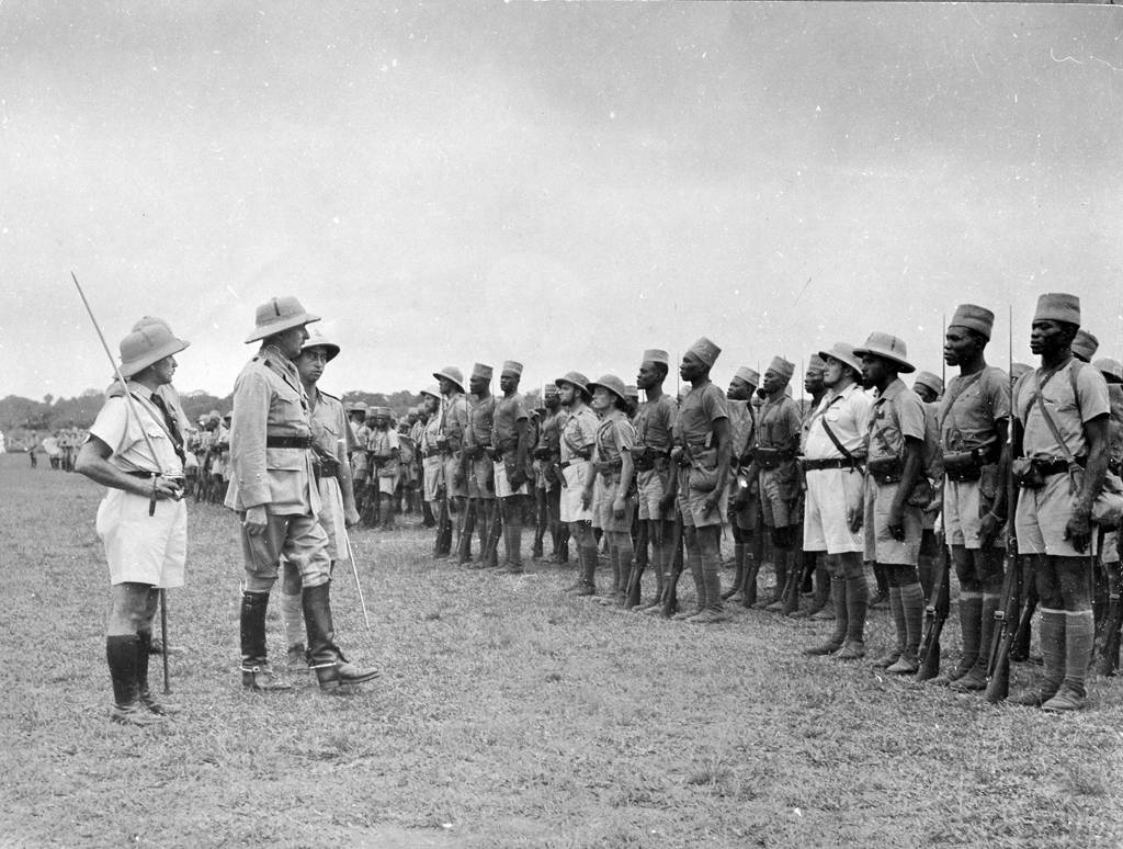 El general de Larminat passa revista al 2n Batalló de Marxa d'Ubangui-Chari a Bangui (Àfrica Equatorial Francesa), 1941 © Musée de l'Ordre de la Libération.