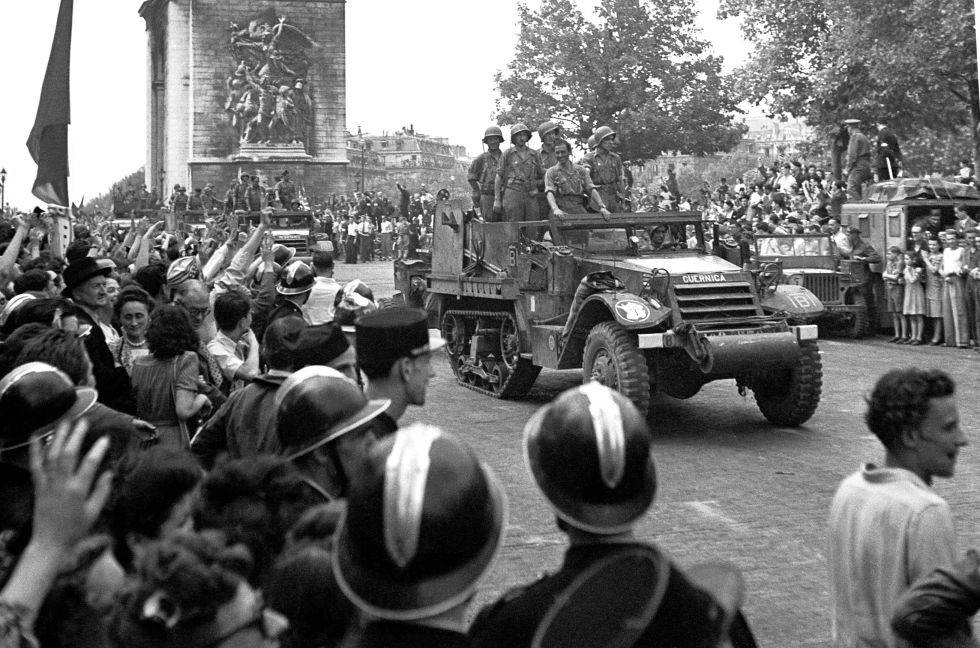 La Nueve desfila pels Camps Elisis de París el 26 d'agost de 1944. En la imatge, el semieruga Guernica.