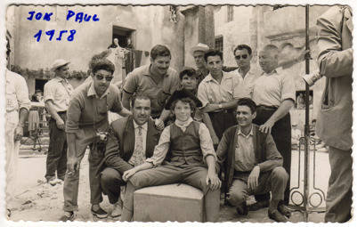  John Farrow junior amb gent de Dénia © Rosa Pastor. Arxiu Municipal de Dénia