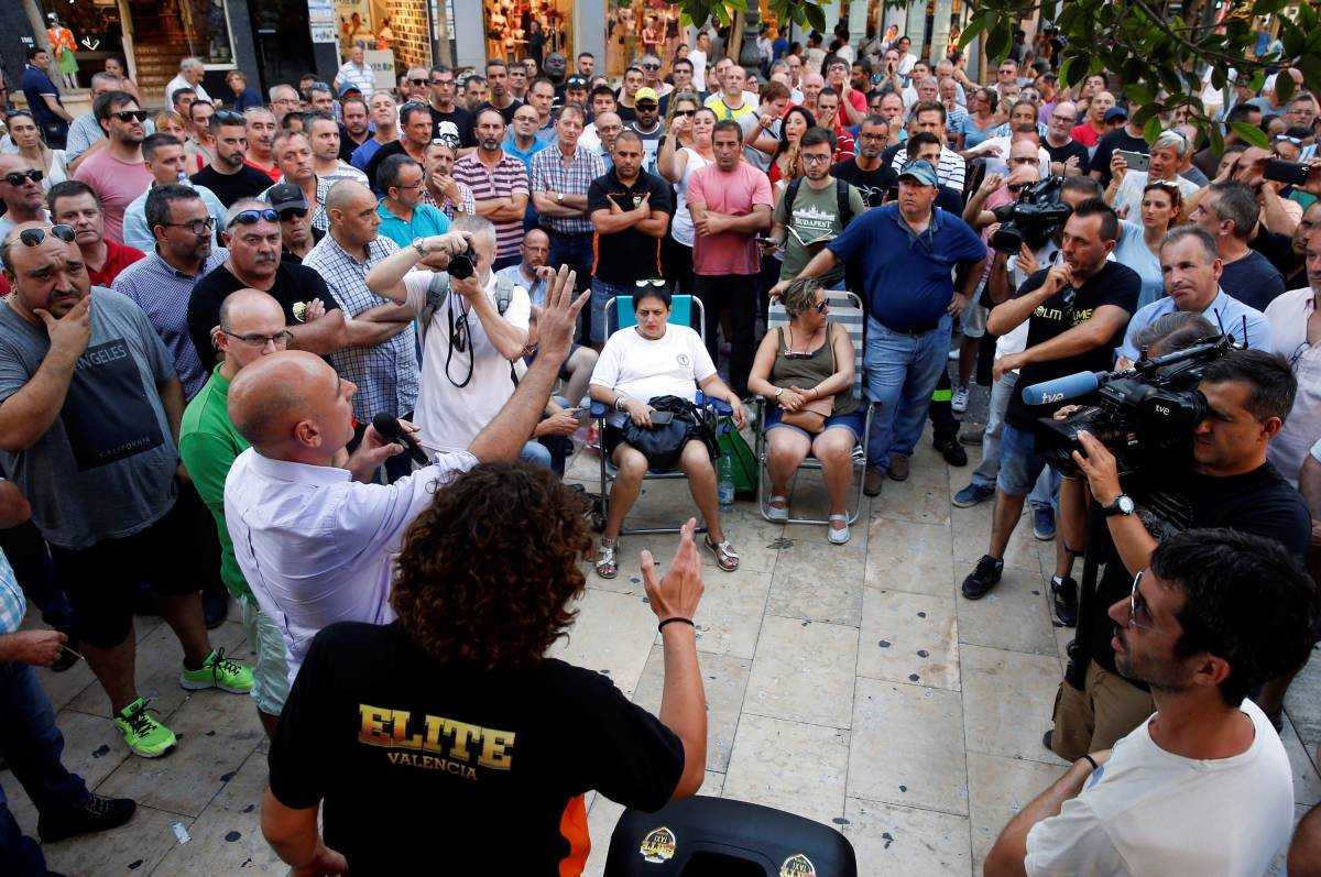 Asamblea de taxistas, este lunes en València. Foto: EFE/Kai Försterling