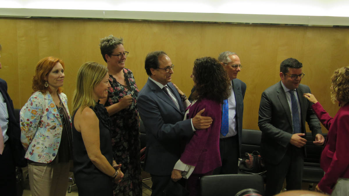 Vicent Soler, junto a Eva Martínez, Clara Ferrando y María José Mira, saluda a la ministra Montero. Foto: GVA