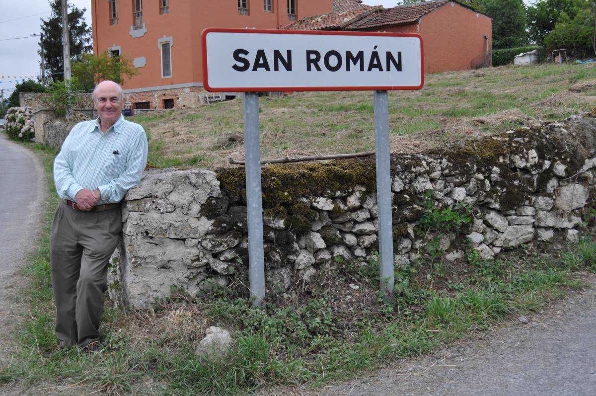 Tomás Trénor junto al letrero de la aldea asturiana San Román 