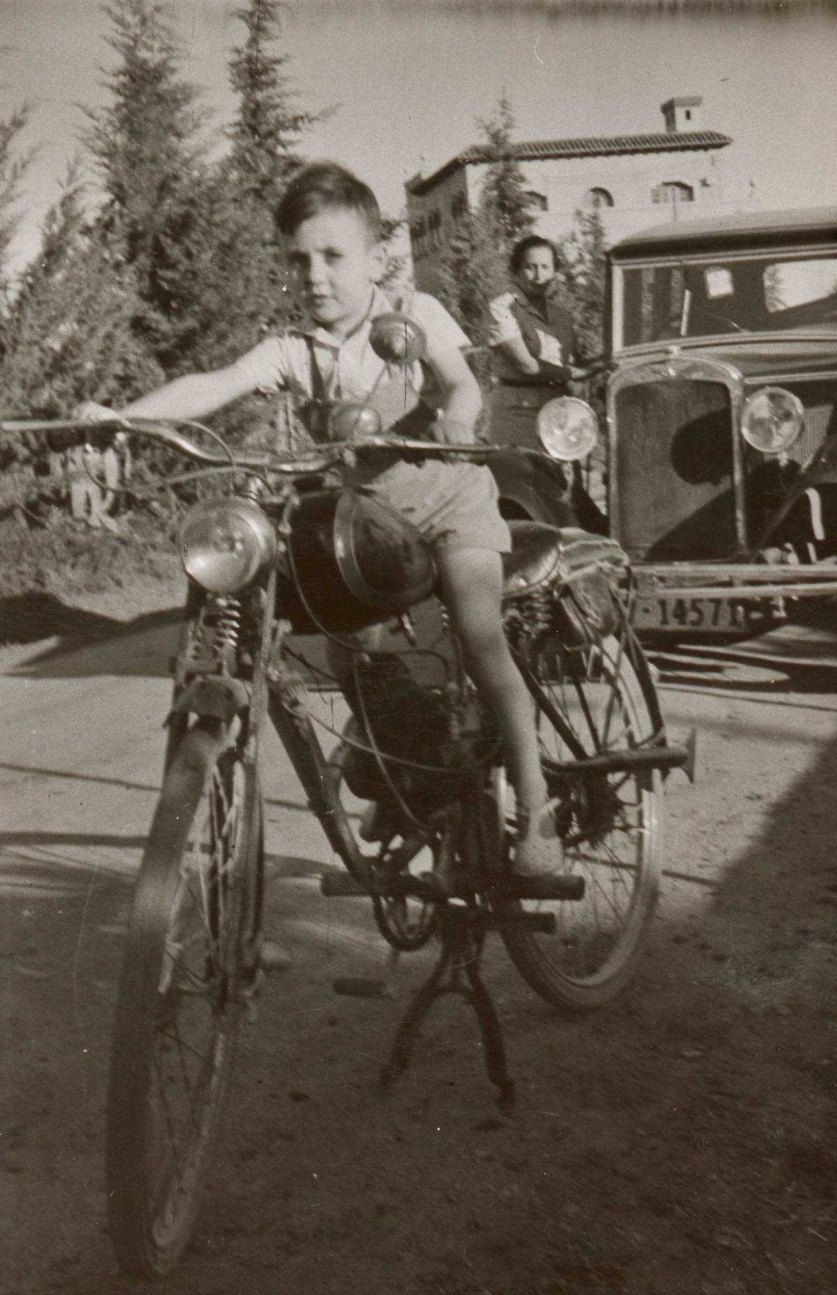 Tomás Trénor de niño subido a un ciclomotor