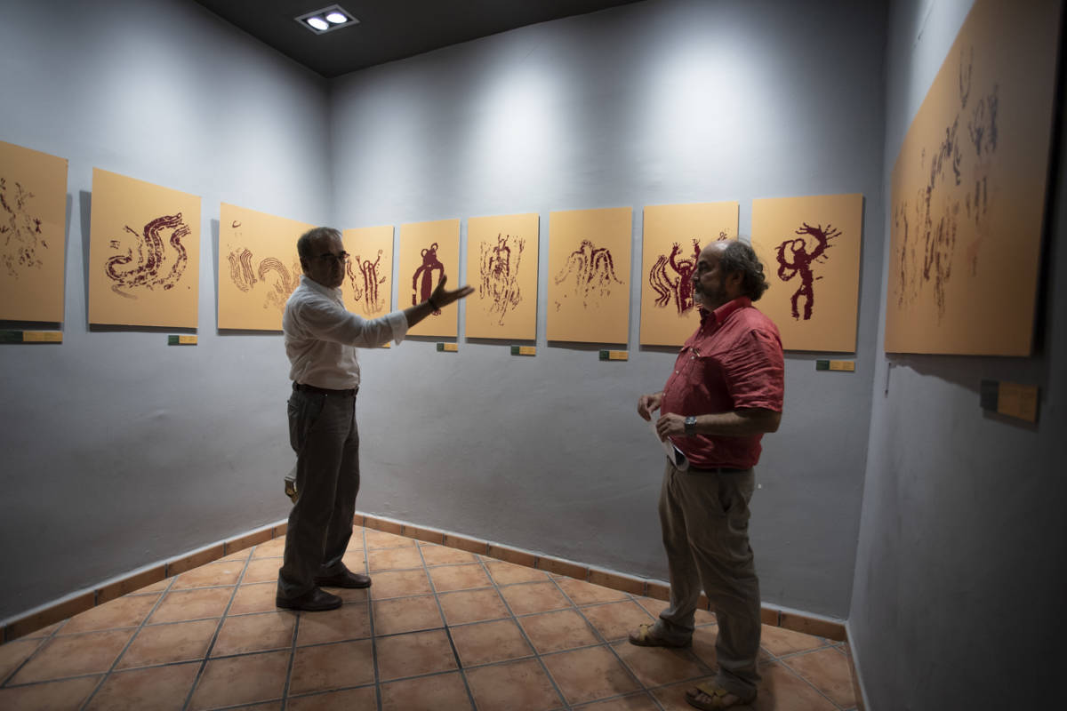 Pérez y Soler ante las reproducciones que hay en una de las salas del centro de interpretación de Castell de Castells.