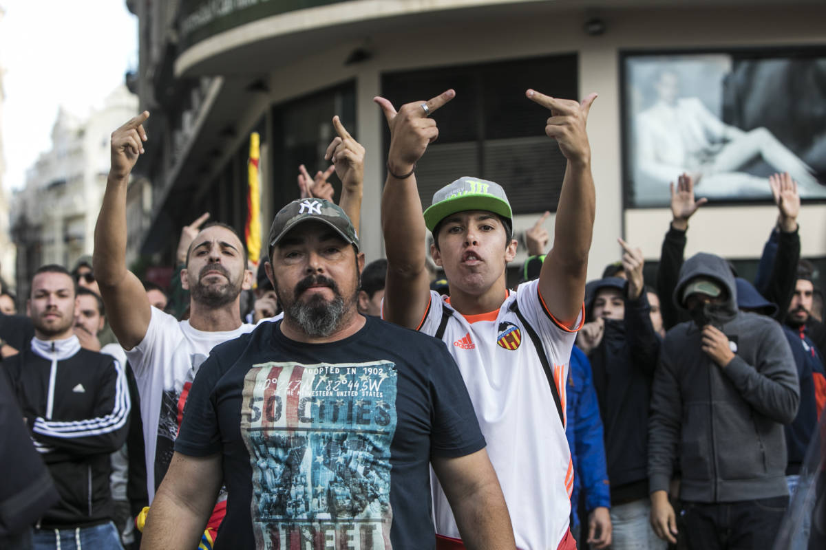Participantes en la contramanifestación del 9 d'Octubre. Foto: EVA MÁÑEZ