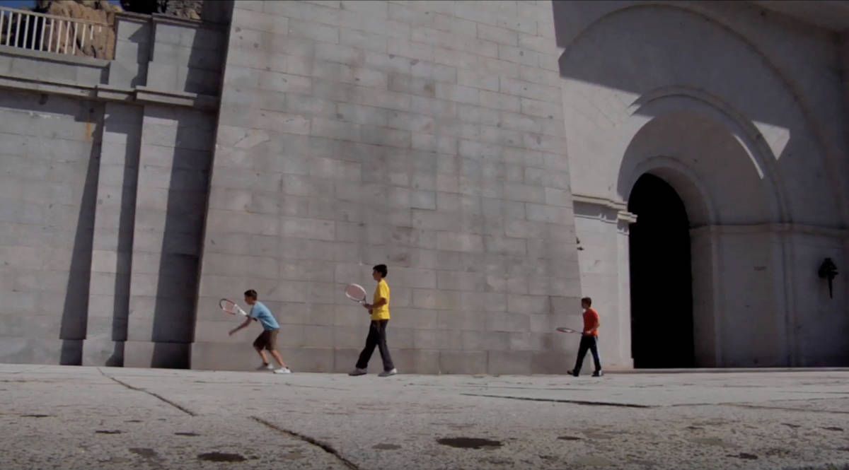 Alumnos de la Escolanía juegan al frontón en los muros de la Basílica