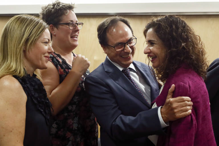 El conseller Vicent Soler saluda a la ministra María Jesús Montero ante la presencia de Mira y Ferrando. Foto: EFE