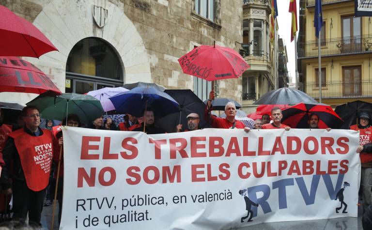 Extrabajadores de RTVV a las puertas del Palau de la Generalitat. Foto: VP