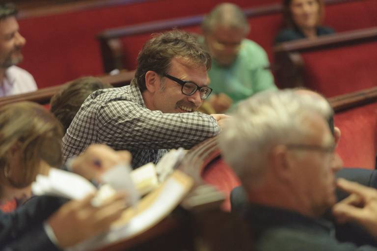  Giuseppe Grezzi, concejal de Movilidad Sostenible de València, ríe durante un pleno. Foto: KIKE TABERNER