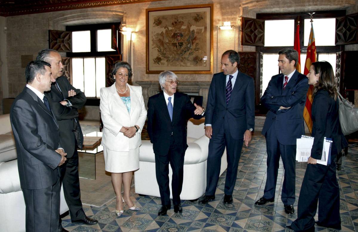 Reunión en Presidencia con Ecclestone en 2008. A la derecha, Belén Reyero. Foto: EFE