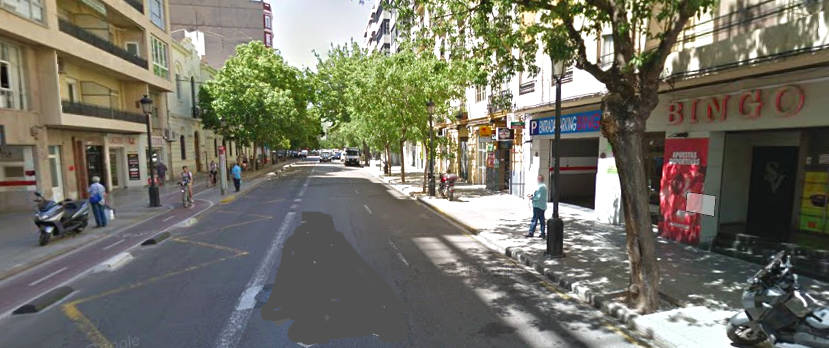 El Bingo Valencia, en la calle Cuenca, a pocos metros del colegio Luis Vives (izquierda). VP