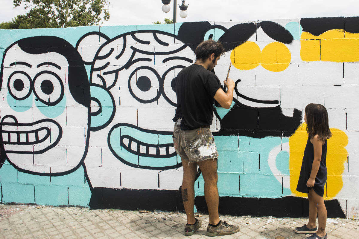 Elías Taño, pintando el mural. Foto: EVA MÁÑEZ