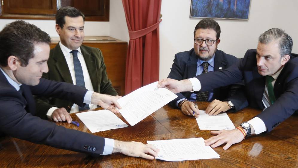 Firma del acuerdo entre PP y Vox en Andalucía. Foto: EFE