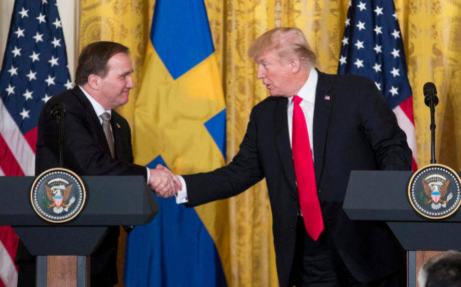 El presidente de EEUU, Donald Trump (dcha.), saluda al primer ministro de Suecia, Stefan Lofven (izda.). Foto: EFE
