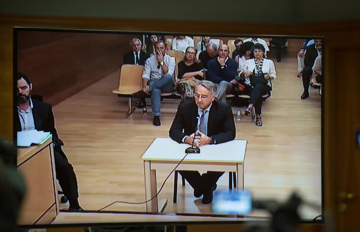 Vicente Sala declara como testigo en la tercera sesión del juicio, con Miguel López a la izquierda. Foto: RAFA MOLINA