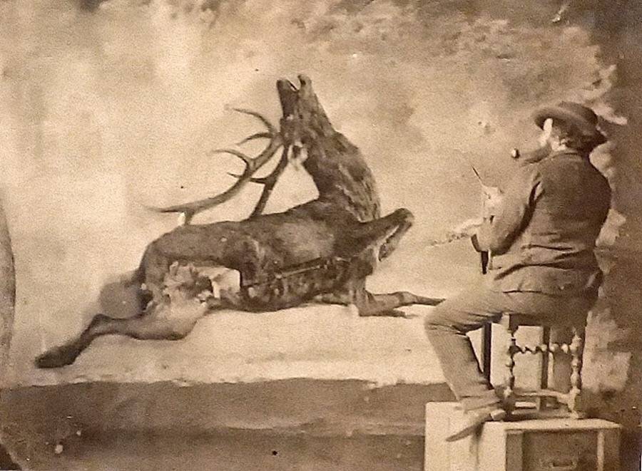 Courbet en su estudio pintando un ciervo alcanzado por un disparo