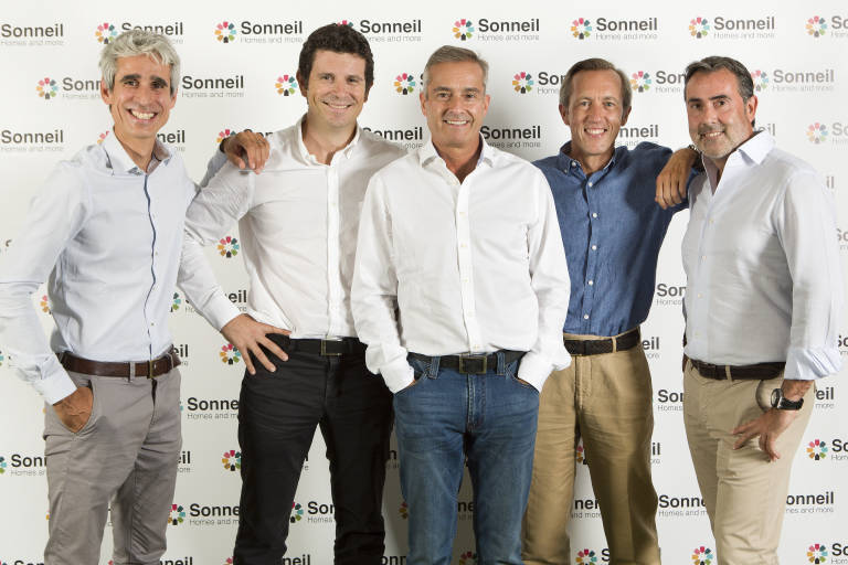 Alfredo Millá (2i) y Ángel Cano (c), con algunos de los inversores de Sonneil