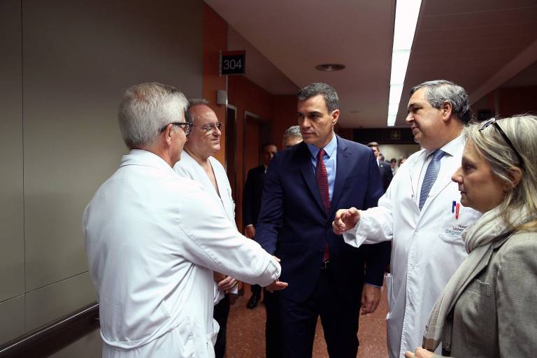 Pedro Sánchez durante su visita al hospital de Sant Pau el pasado lunes / EFE