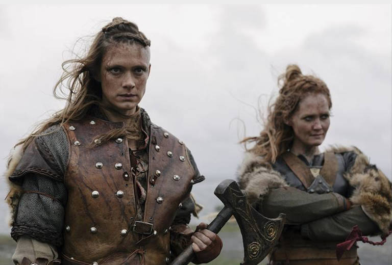 El personaje de la guerrera vikinga Alfhildr con su amiga Urd durante un flashback