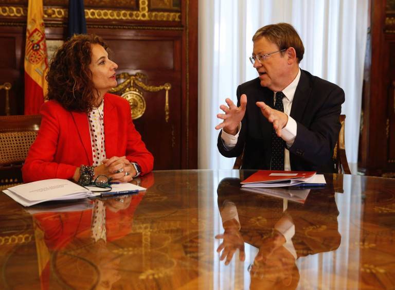 La ministra de Hacienda, María Jesús Montero, y el presidente de la Generalitat, Ximo Puig. Foto: EFE/Paco Campos