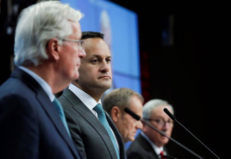 Michel Barnier, Leo Varadkar, Donald Tusk y Jean-Claude Juncker. Foto: EFE/EPA/OLIVIER HOSLET