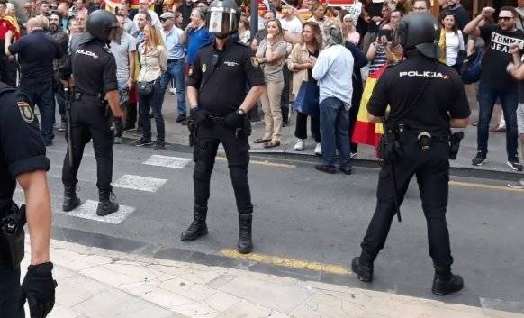 La Policía separa a los manifestantes de los contramanifestantes. Foto: EP