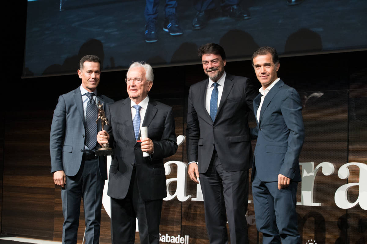 Rafael Torrecillas, acompañado de sus hijos, recibió el premio de manos de Barcala