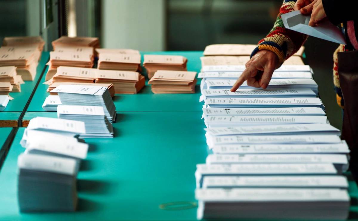 Sobres y papeletas durante la jornada electoral. Foto: EFE