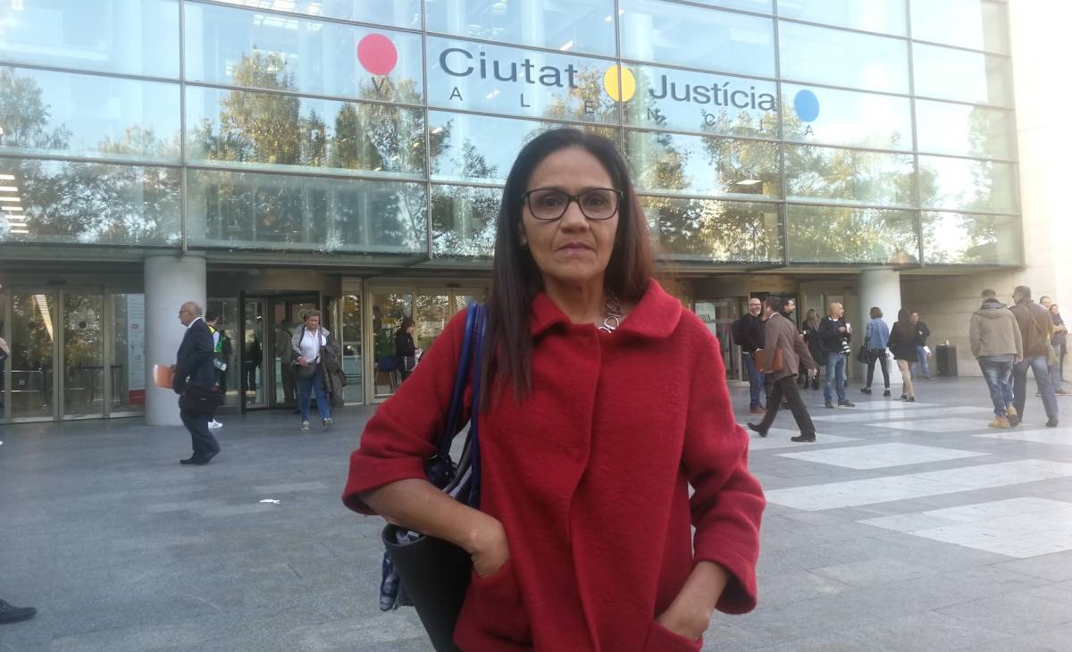 La denunciante, María Inés Aular, este jueves al salir de la Ciudad de la Justicia de València. Foto: VP