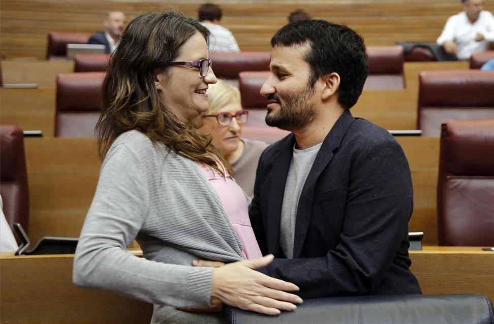 Mónica Oltra y Vicent Marzà se saludan en Les Corts. Foto: EFE