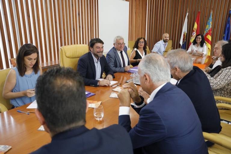  El alcalde, Luis Barcala, y el edil de Cultura, Antonio Manresa, en la reunión de la Junta General del Teatro Principal.