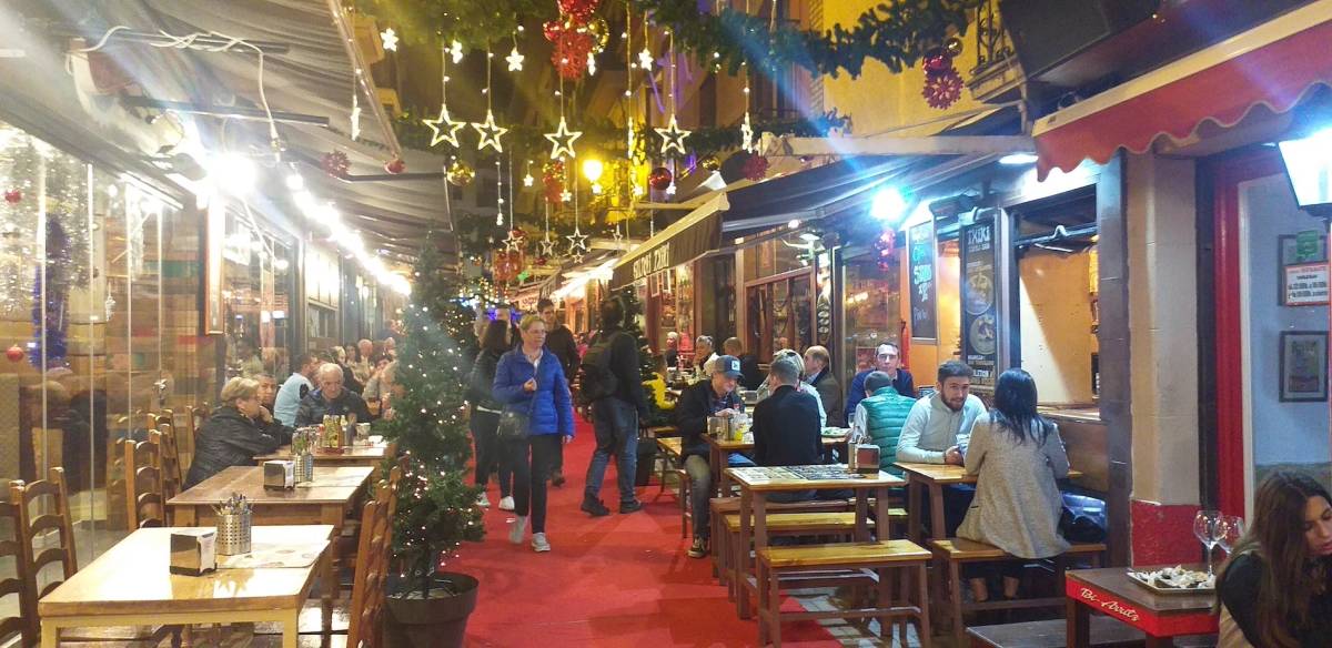 Turistas cenan en bares de la calle Santo Domingo de Benidorm. Foto: JC