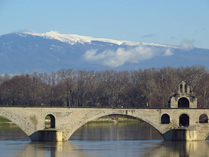 El Ródano a su paso por Avignon con el Mont Ventoux al fondo