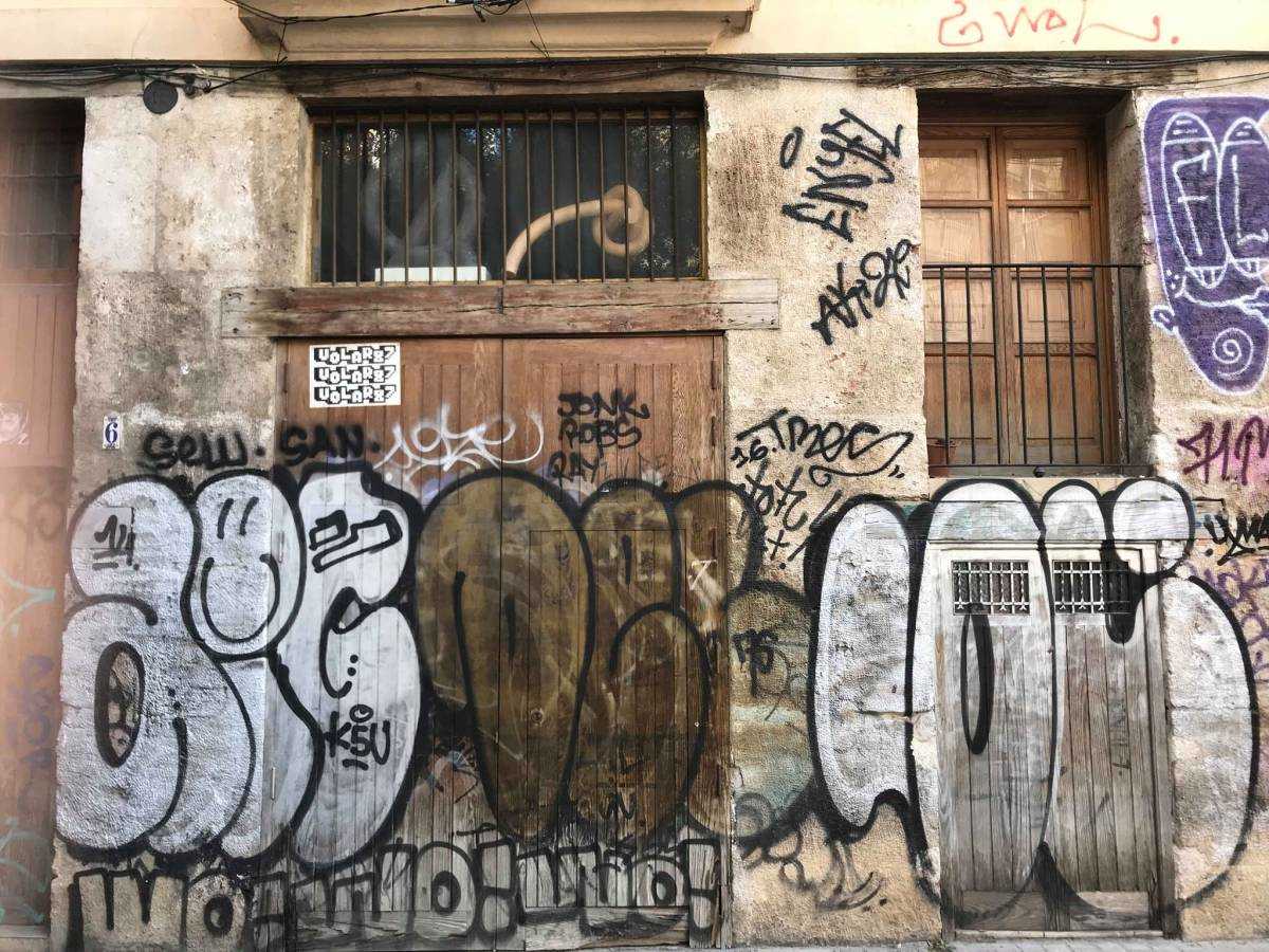 Grafitis en una fachada de la Plaza del Árbol.