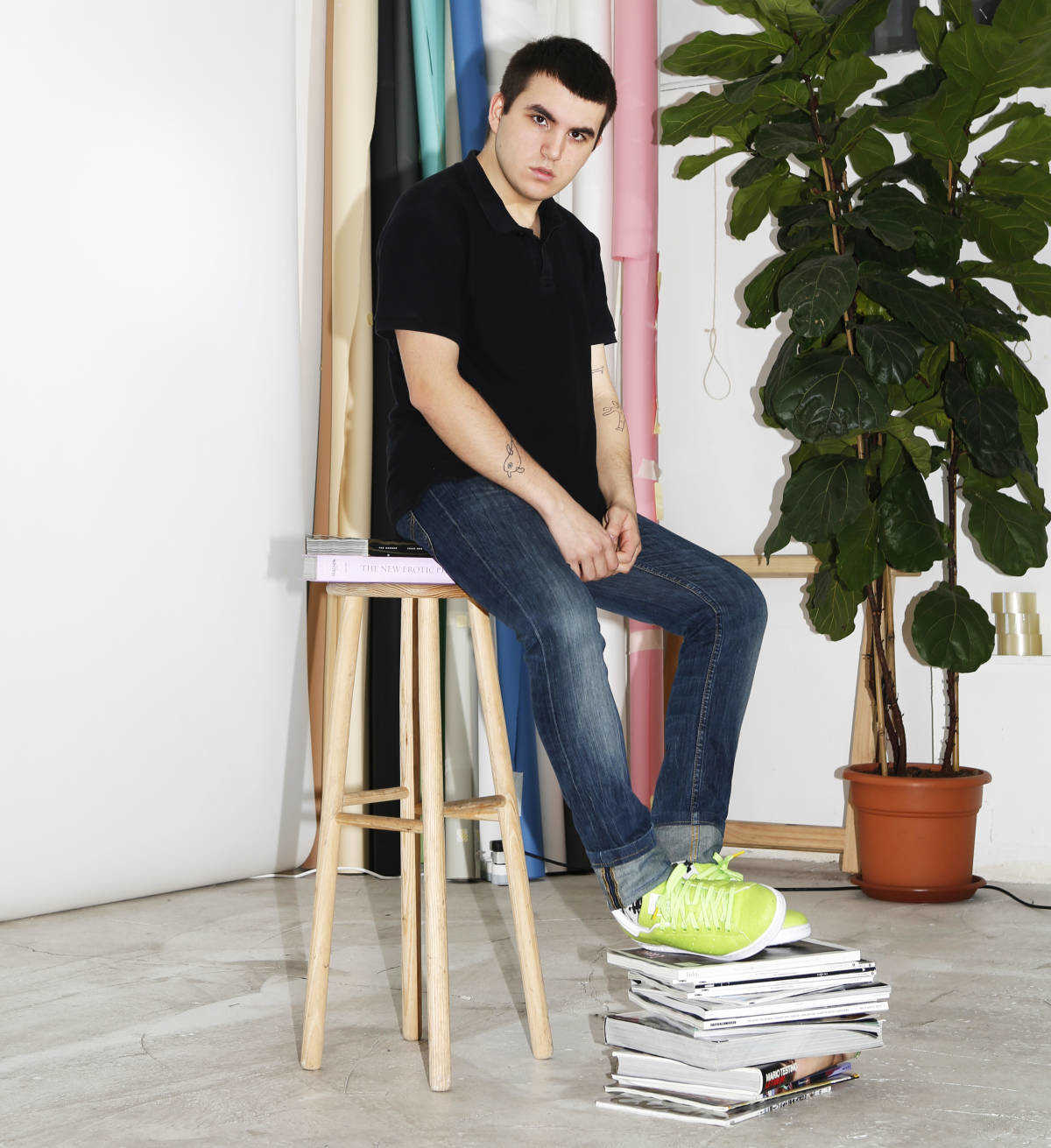 El diseñador de moda Quique Vidal, al frente de su propia firma, Becomely, tiene su taller y estudio en Madrid. Foto: ANTÁRTICA ESTUDIO.
