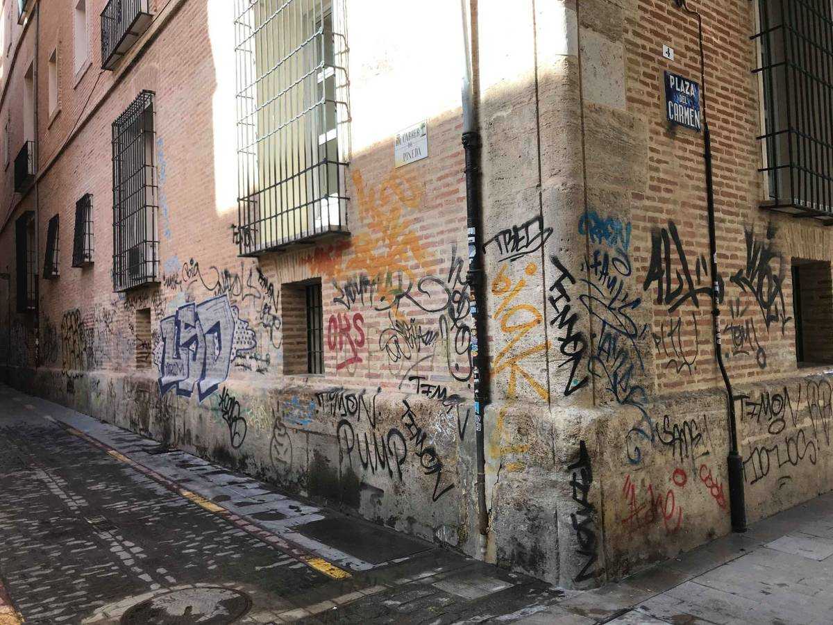 Grafitis en los muros del Palacio de Pineda (Siglo XVIII) a escasos cien metros del Centre del Carme de Cultura Contemporánea.