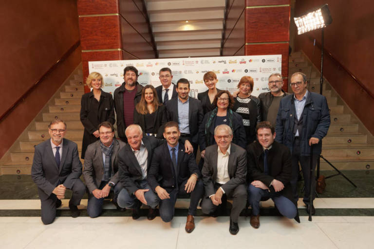 El delegado territorial del IVC, Alfonso Ribes (primero a la izquierda), junto al resto de autoridades en la gala de los Premios Carles Santos. Foto: ANTONIO PRADAS