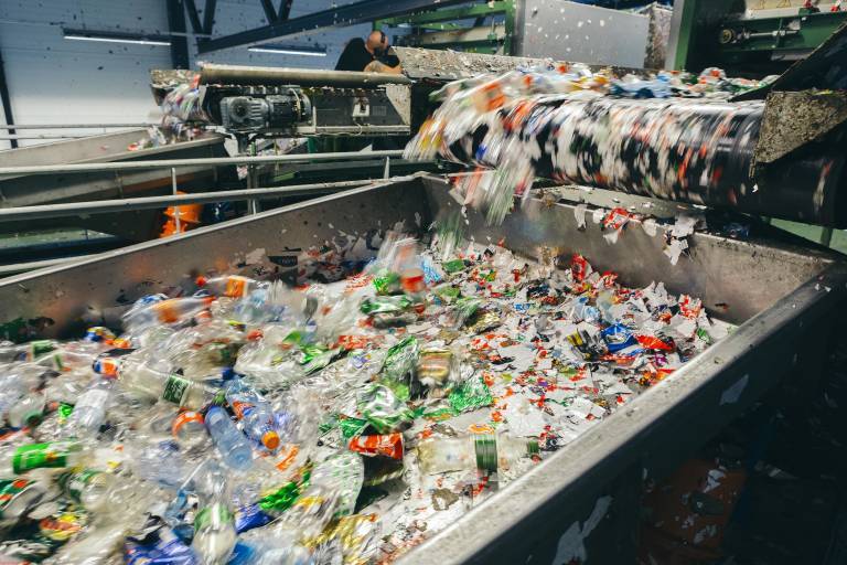 Un planta de reciclaje de envases recogidos mediante el SDDR en Noruega