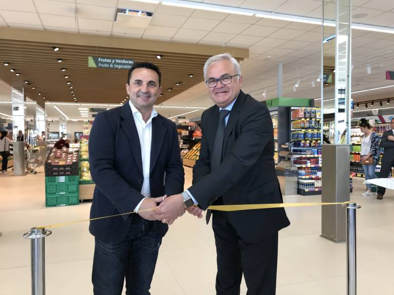 José Juan Fornés (d) y el alcalde de La Nucía inauguran el nuevo supermercado, en mayo de 2018