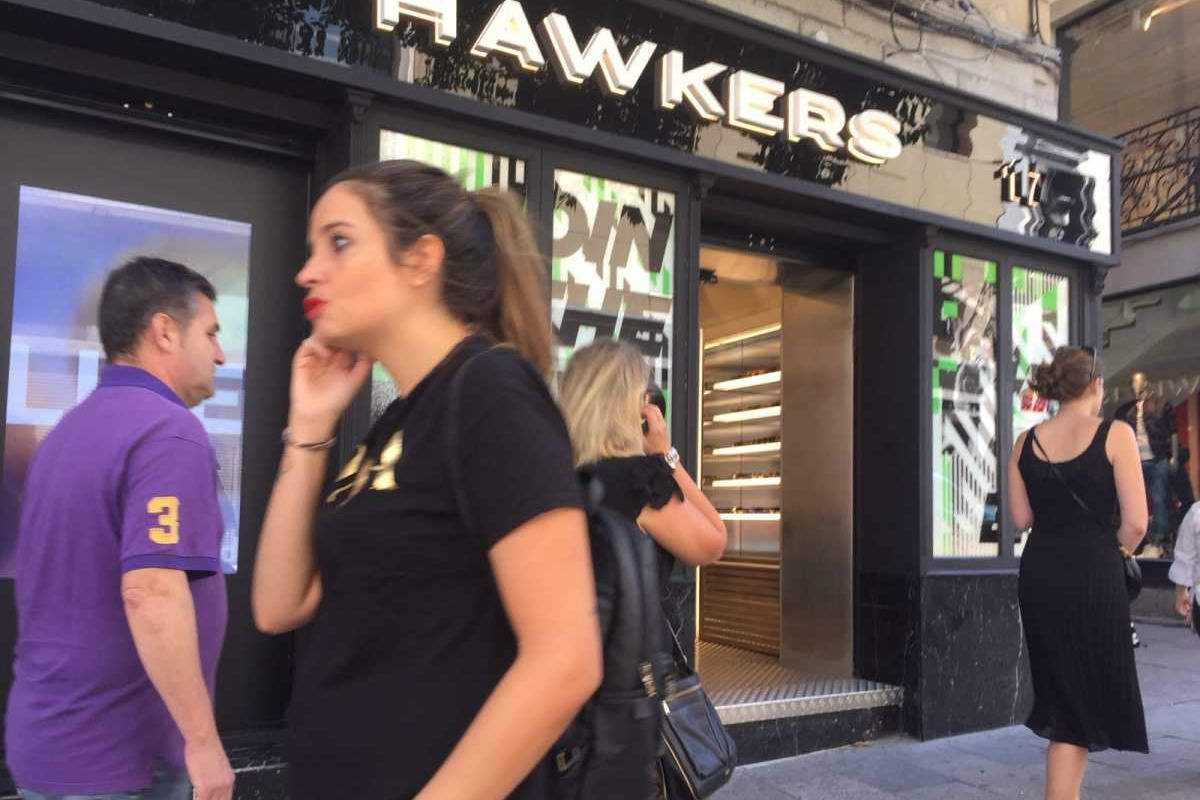 Fachada de la flagship de Hawkers en Madrid, que fue su primera tienda física. Foto: J. C. SOLER