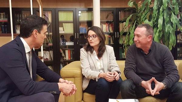 Sánchez en una reunión con los referentes de Compromís, Mónica Oltra y Joan Baldoví