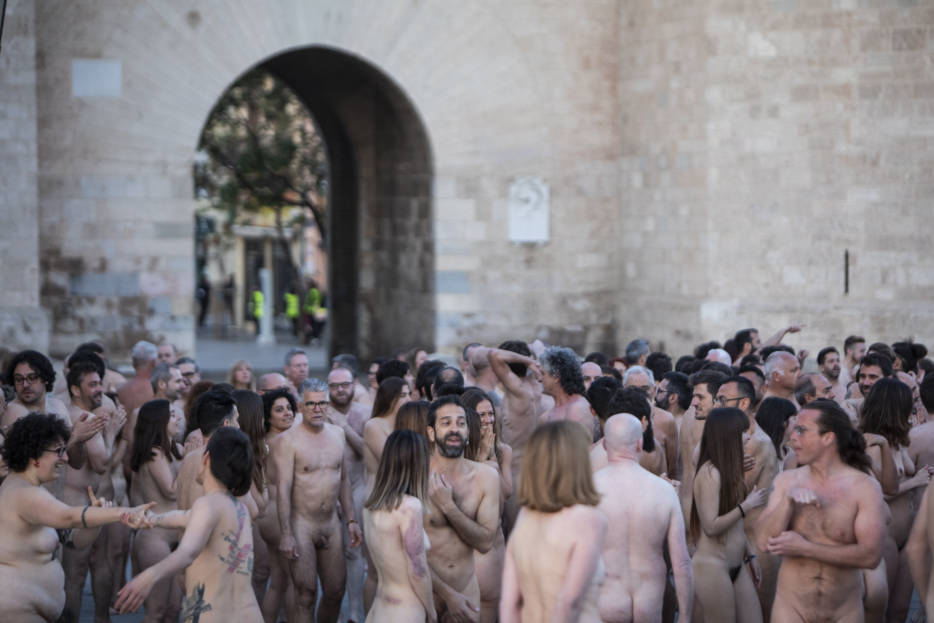 Sesión de fotos nudista de Spencer Tunick en València (Fotos: EVA MÁÑEZ) 