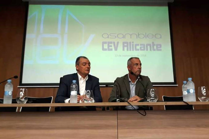 Salvador Navarro y Perfecto Palacio, en la asamblea de la CEV de Alicante de septiembre. Foto: AP