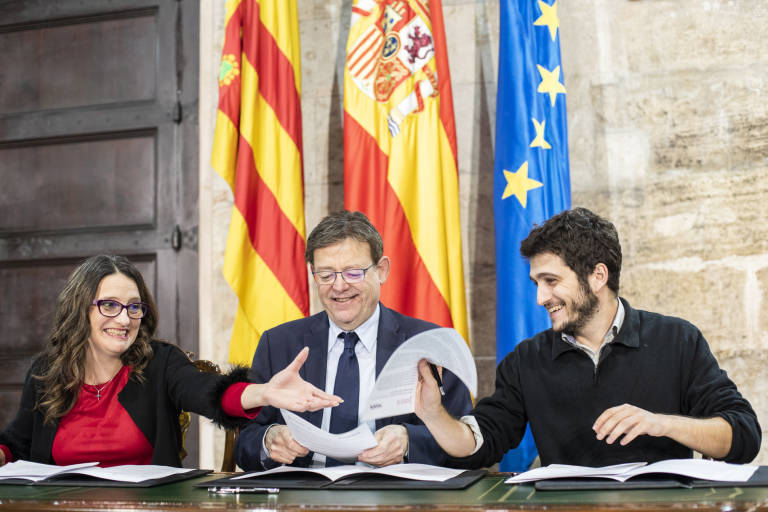 Oltra, Puig y Estañ en la firma del acuerdo presupuestario. Foto: EVA MÁÑEZ