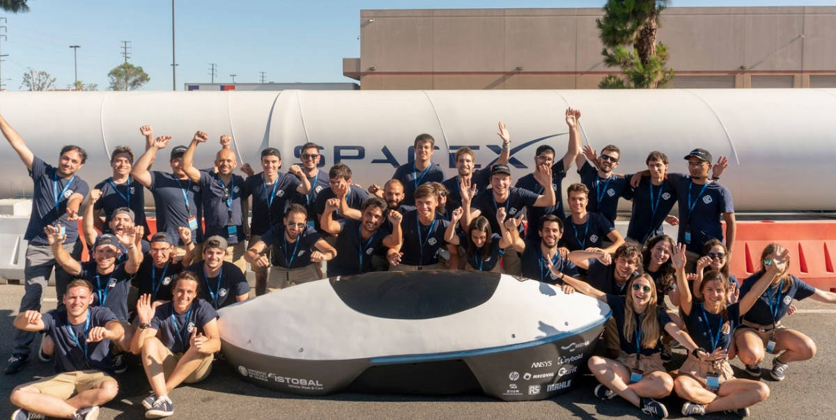 El equipo de la UPV con su prototipo Valentia en la competición de 2018.