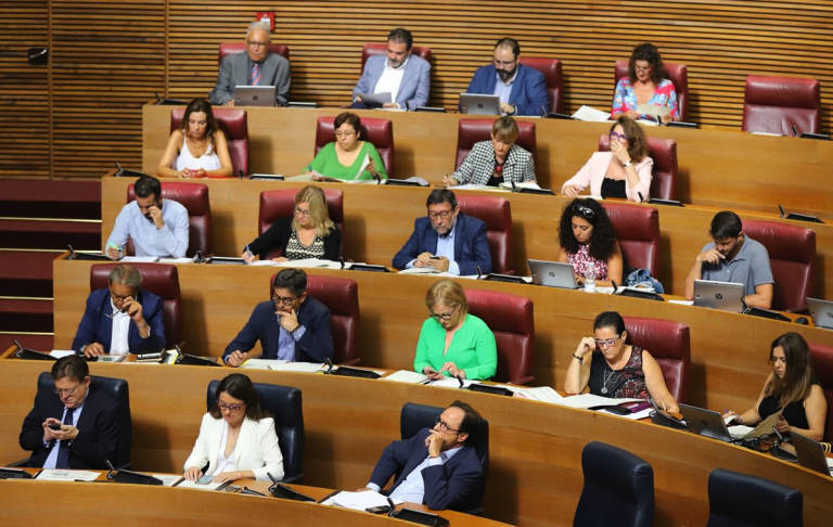 Bancada socialista en el Parlamento valenciano. Foto: CORTS